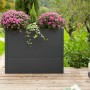 Anthrazitfarbener Westmann Pflanzkübel Talus XL mit Bepflanzung im Garten.