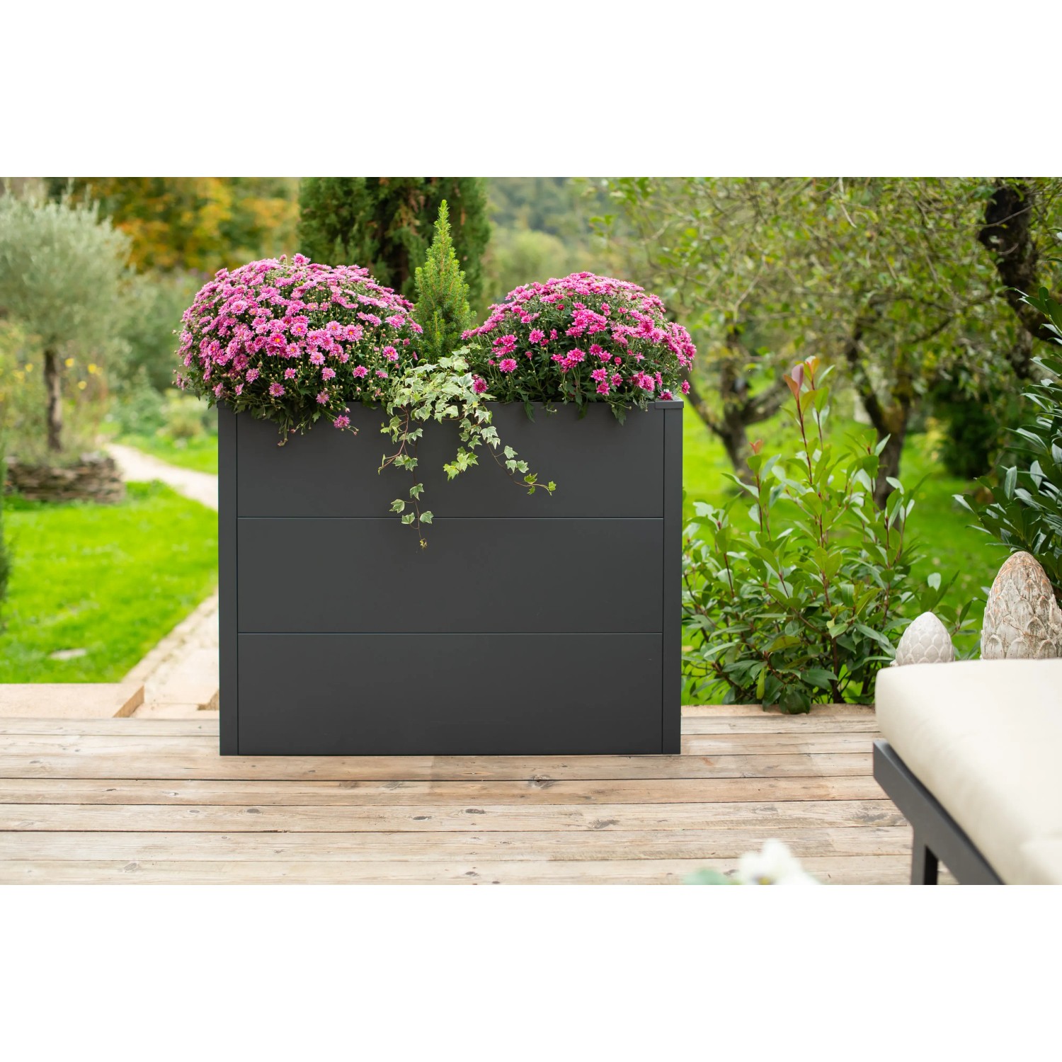 Anthrazitfarbener Westmann Pflanzkübel Talus XL mit Bepflanzung im Garten.