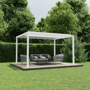 Weiße Ximax Pergola Shade mit Lamellendach und Beleuchtung im Garten mit Sitzgruppe.