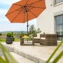 Terracottafarbener Schneider Marktschirm Adria Ø 300 cm mit Knickfunktion auf Terrasse.