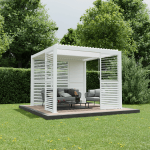 Weiße Ximax Aluminium Pergola mit Lamellenwand (90 cm) im Garten, teilweiser Sichtschutz.