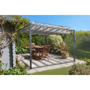 Freistehendes Cazeboo Lamellendach Bahia, 300x300 cm, beige, mit Tisch und Stühlen im Garten.