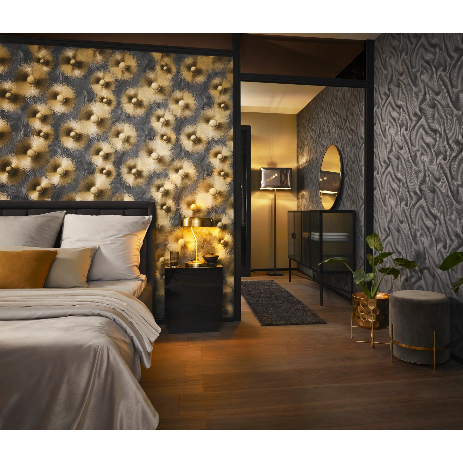 Schlafzimmer mit Erismann Vliestapete ELLE Decoration 2 Grafik AURORA Schwarz/Gold.