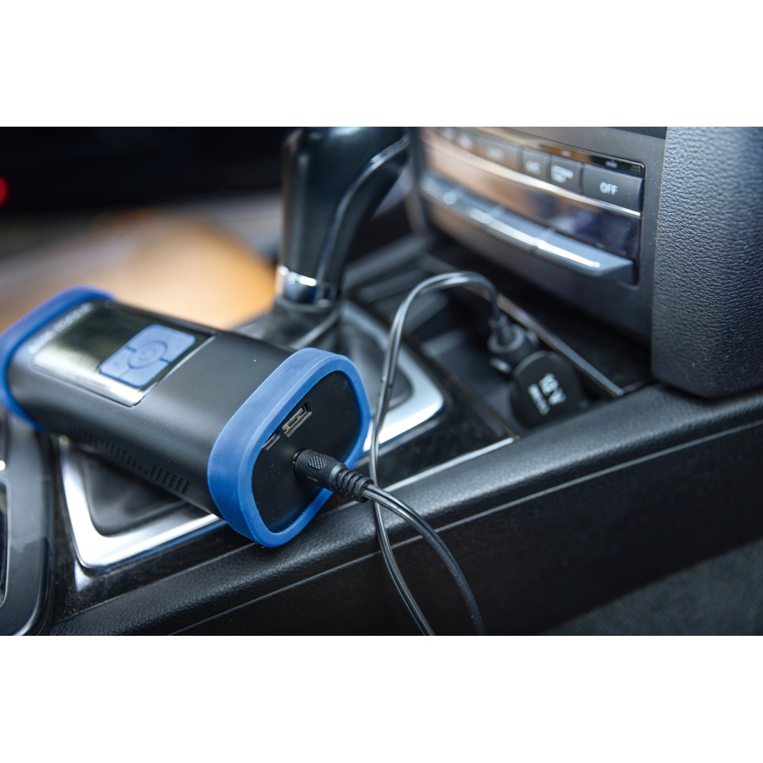 LUX 12V Mini-Kompressor A-KPS-12/10 im Auto, mit Kabel verbunden.