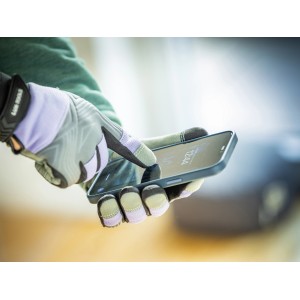 Hände mit LUX Werkzeughandschuhen Ladies Protect Gr. 7 bedienen ein Smartphone.