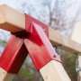 Detailansicht Weka Doppel-Schaukel Funny 1: Stabile, rote Pfostenverbindung aus Metall.