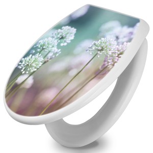 Weißer Toilettendeckel mit Absenkautomatik und Lauchblüten Motiv für ein stilvolles Bad.