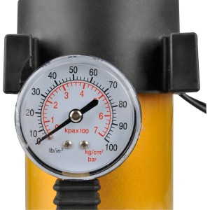 Detailaufnahme: Cartrend Kompressor mit Manometer, 7 bar, Metallgehäuse. Druckanzeige im Fokus.