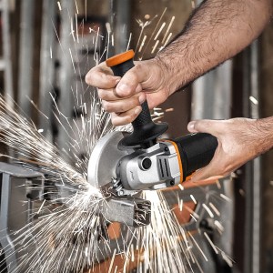 Worx Akku-Winkelschleifer WX800.9 im Einsatz beim Trennen von Metall, Funken sprühen.