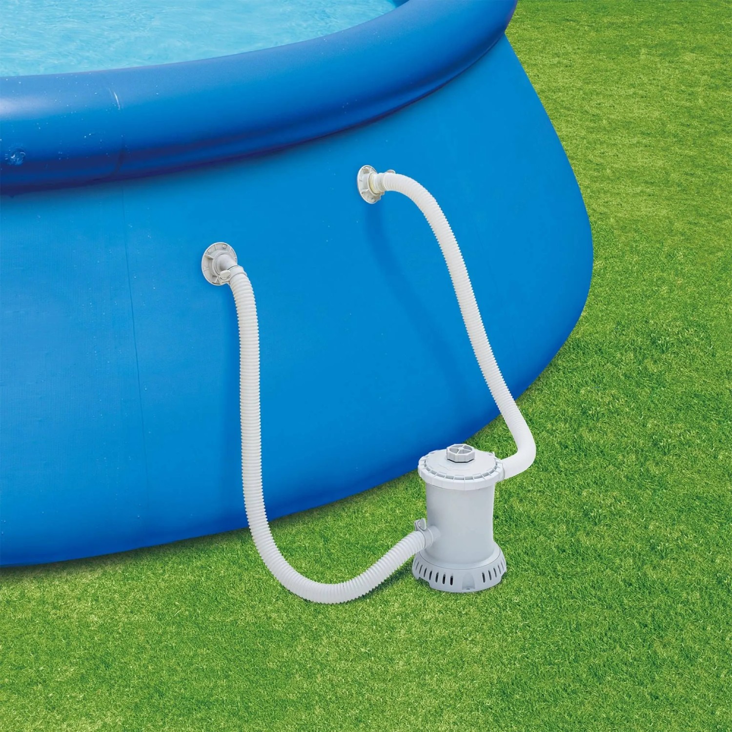 PolyGroup Kartuschenfilter RX600 am Pool mit Schläuchen. Filteranlage für sauberes Poolwasser.