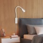 Flexibler, weißer LED-Wandspot Sten von Fischer & Honsel, ideal als Leselampe am Bett.
