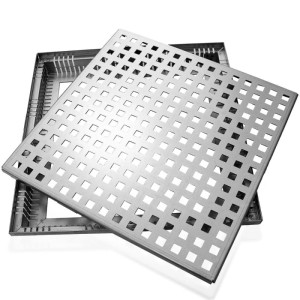 Quadratischer Terrassenrost aus Magnelis Stahl in Naturfarbe mit quadratischen Löchern, auf passender Auffangwanne für Entwässerungsrinnen.