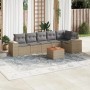 Beige 7-teilige Garten-Sofagarnitur aus Polyrattan mit grauen Kissen und Akazientisch.