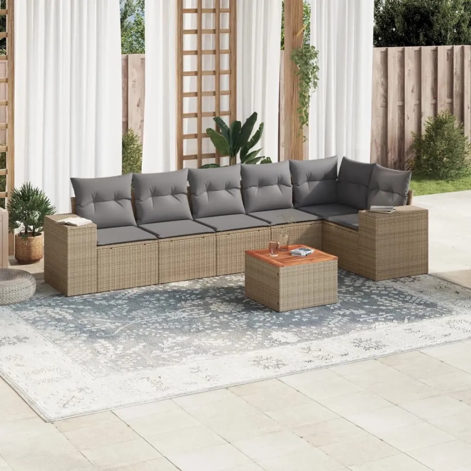 Beige 7-teilige Garten-Sofagarnitur aus Polyrattan mit grauen Kissen und Akazientisch.