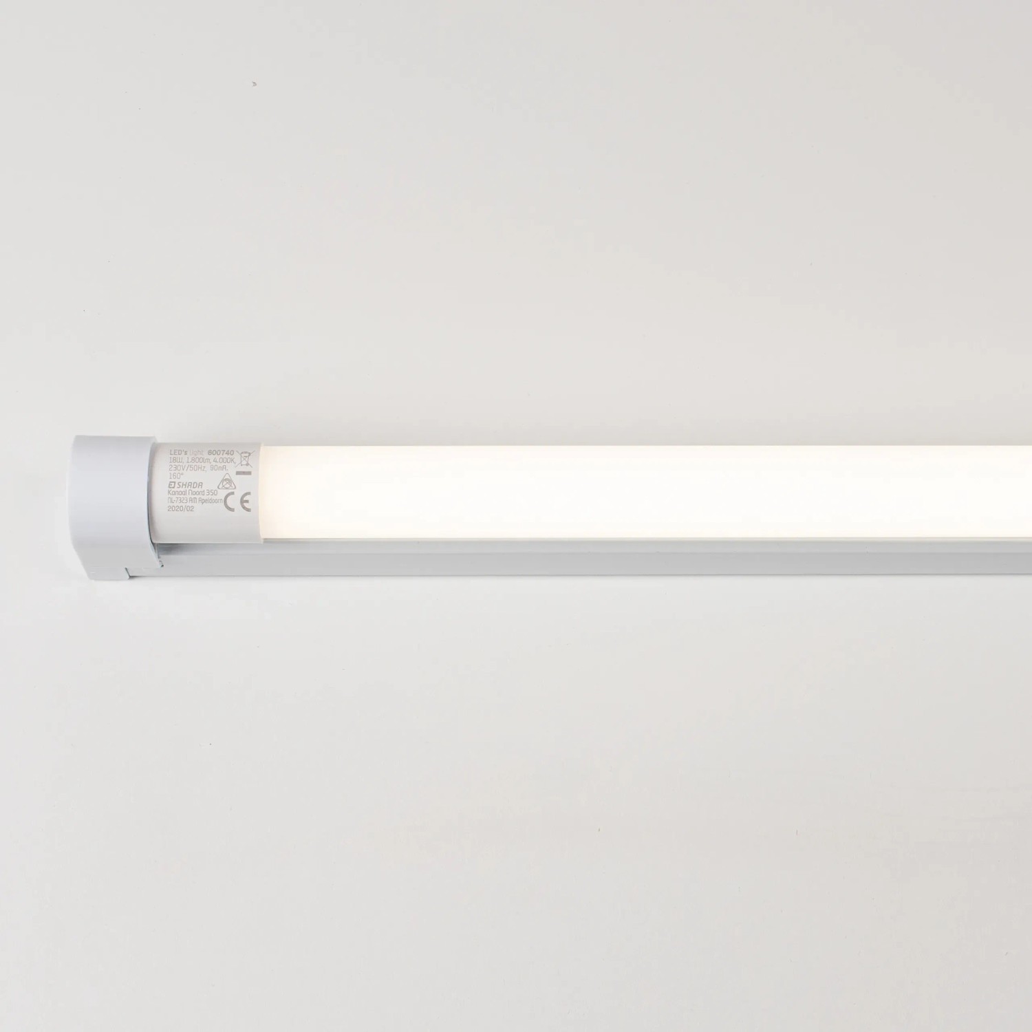 Graue LED-Unterbauleuchte, 120 cm, mit neutralweißem Licht für Werkstatt, Büro oder Keller.