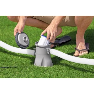 Bestway Filterpumpe für Stahlrahmen Pool im Einsatz auf Rasen. Filterwechsel.