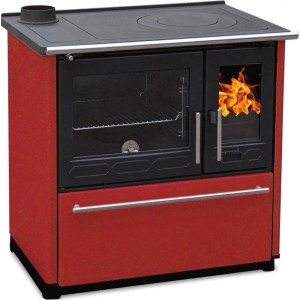 Roter Plamen Küchenofen Holzherd 850 mit Glas, linker Version, 8 kW, mit Pizza im Ofen und Topf auf dem Herd.