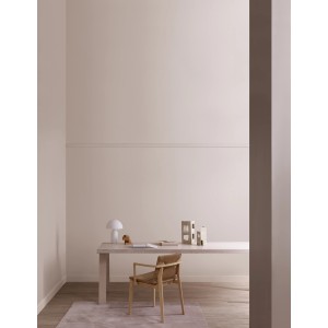 Raum mit ELLE DECORATION Wandfarbe Natural Look No. 531, matt. Helle, freundliche Atmosphäre mit Tisch und Stuhl.