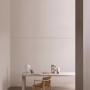 Raum mit ELLE DECORATION Wandfarbe Natural Look No. 531, matt. Helle, freundliche Atmosphäre mit Tisch und Stuhl.
