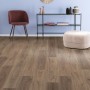 Egger Aqua Laminat EL2070 NatureSense Langley Nussbaum hell im Wohnraum mit Stuhl und Ablage.