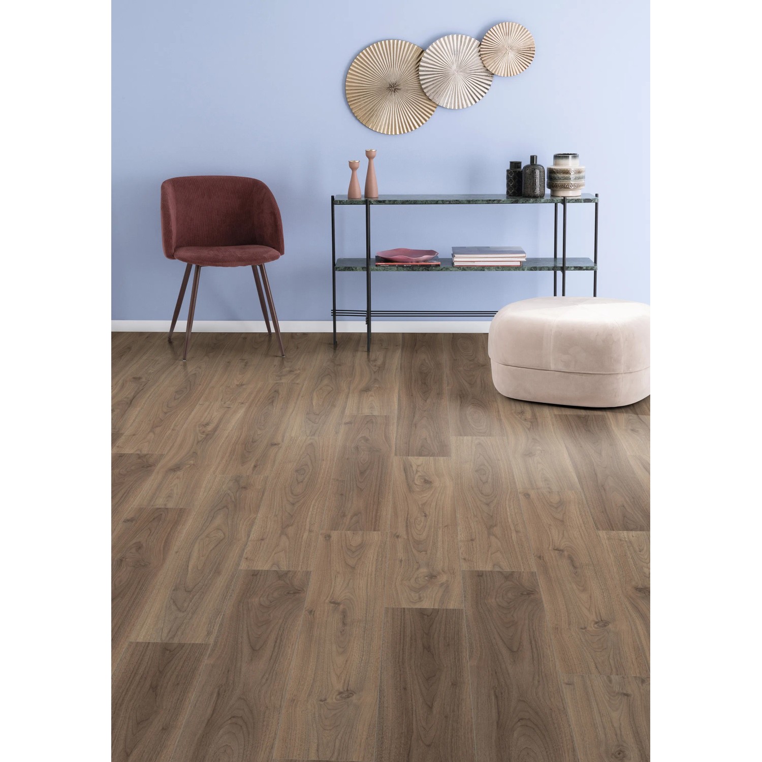 Egger Aqua Laminat EL2070 NatureSense Langley Nussbaum hell im Wohnraum mit Stuhl und Ablage.