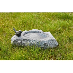 Vogeltränke aus Granit mit Bronze Vogel, 30x25cm, im Garten.