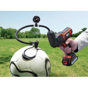 Black+Decker Multievo MTNF9 Kompressor-Kopf beim Aufpumpen eines Balls.