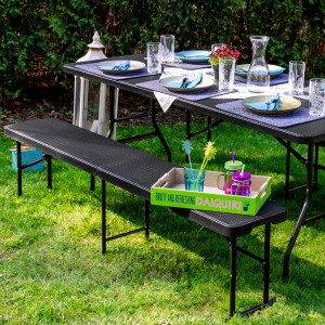 Schwarze, klappbare AMANKA Bierbank aus Kunststoff (184cm) als Teil einer Bierzeltgarnitur im Garten.