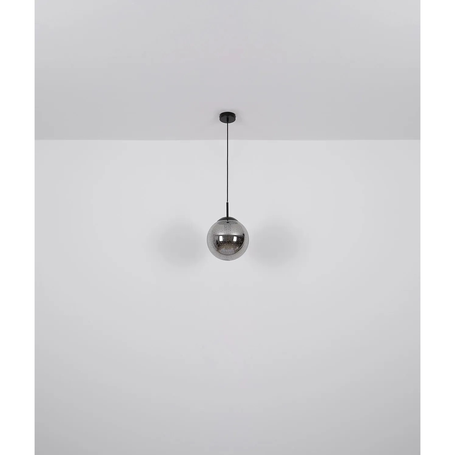 Moderne Globo Hängeleuchte Samos in Schwarz/Rauchfarben, Ø 20 cm. Pendelleuchte mit Sterneneffekt.