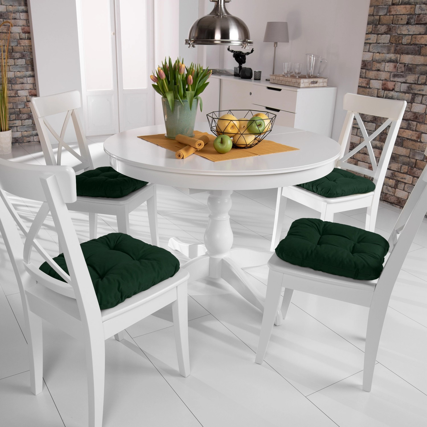 Beautissu Lisa Stuhlkissen 4er Set, 40x40cm, dunkelgrün, auf weißen Stühlen am Esstisch.