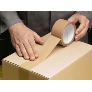 Hände verkleben braunes Packband auf einem Karton. Sicheres Verschließen von Paketen mit Klebeband 50 mm x 66 m.