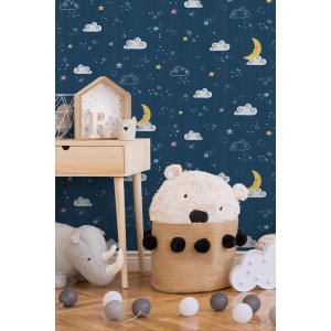 Kinderzimmer mit Vliestapete mit Wolken, Sternen und Mond in Blau und Weiß.
