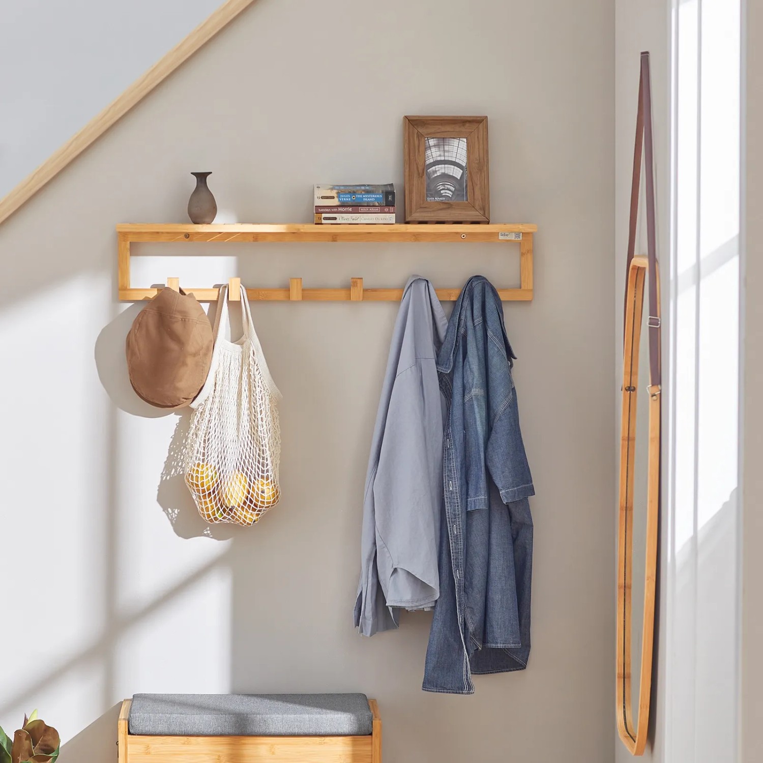 SoBuy Wandgarderobe FHK06-N aus Bambus mit Ablage und Haken für Flur, Bad oder Küche.