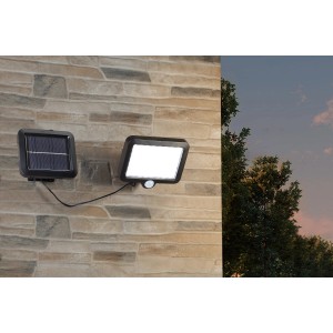 REV Ritter LED-Solarleuchte mit PIR Sensor, 300 lm, 10.000 K, IP44, Schwarz an einer Wand.