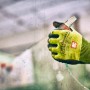 Hand mit Gebol Arbeitshandschuh Master Cut 5, Größe 10, mit Schnittschutz und guter Griffigkeit.