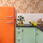 ESTAhome Retro Tapete mit orangefarbenem Blumenmuster. Dekorative Vliestapete für einen stilvollen Look.