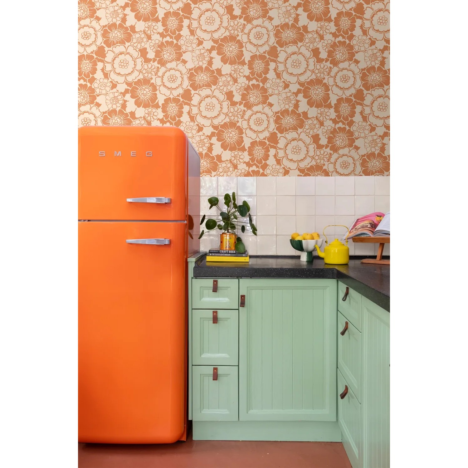 ESTAhome Retro Tapete mit orangefarbenem Blumenmuster. Dekorative Vliestapete für einen stilvollen Look.