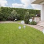 Mehrere Globo LED Solar-Kugelleuchten mit Erdspieß im Garten.