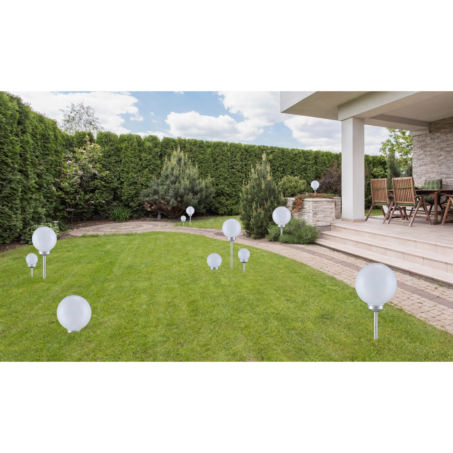 Mehrere Globo LED Solar-Kugelleuchten mit Erdspieß im Garten.