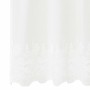 Weißer Polyester-Spitzenvorhang mit detailreicher floraler Stickerei und gewelltem Saum. Lichtfilternd für Fenster.