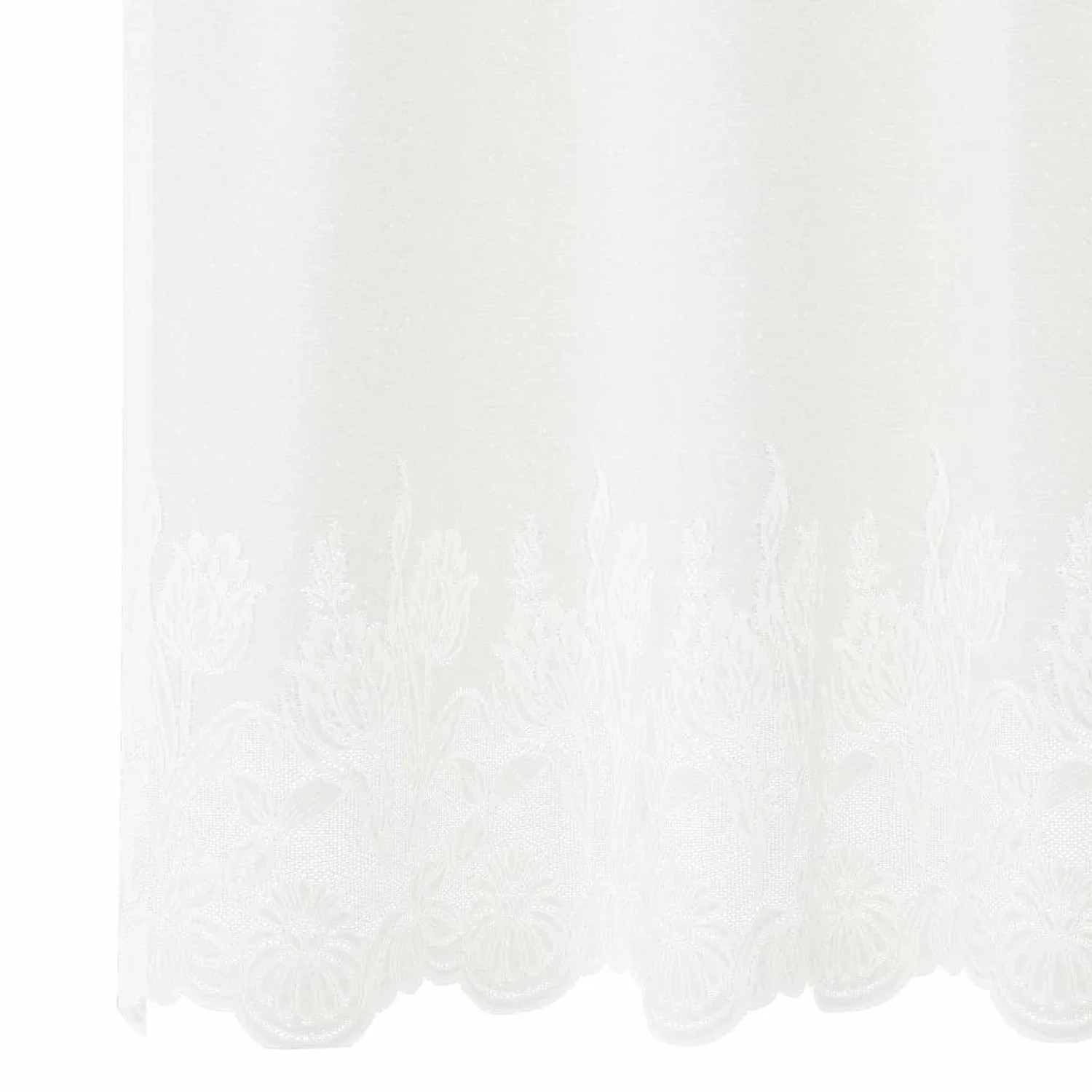 Weißer Polyester-Spitzenvorhang mit detailreicher floraler Stickerei und gewelltem Saum. Lichtfilternd für Fenster.