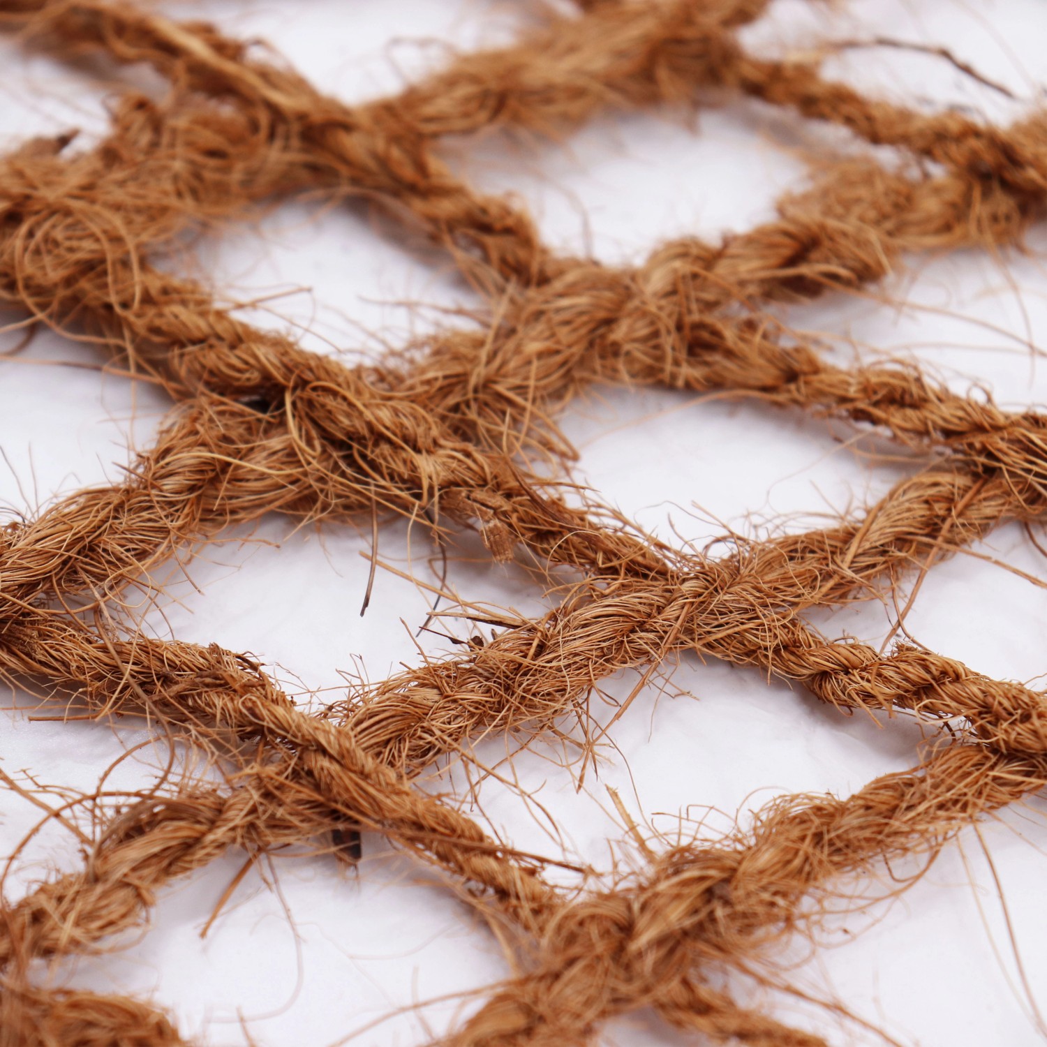 Detailaufnahme der Aquagart Kokosmatte (1m breit, 450g) für Teichfolien und Böschungsschutz.