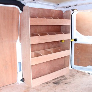 Monster Racking Ford Transit Regalsystem aus Holz mit drei Regalen und Fächern für Autozubehör.
