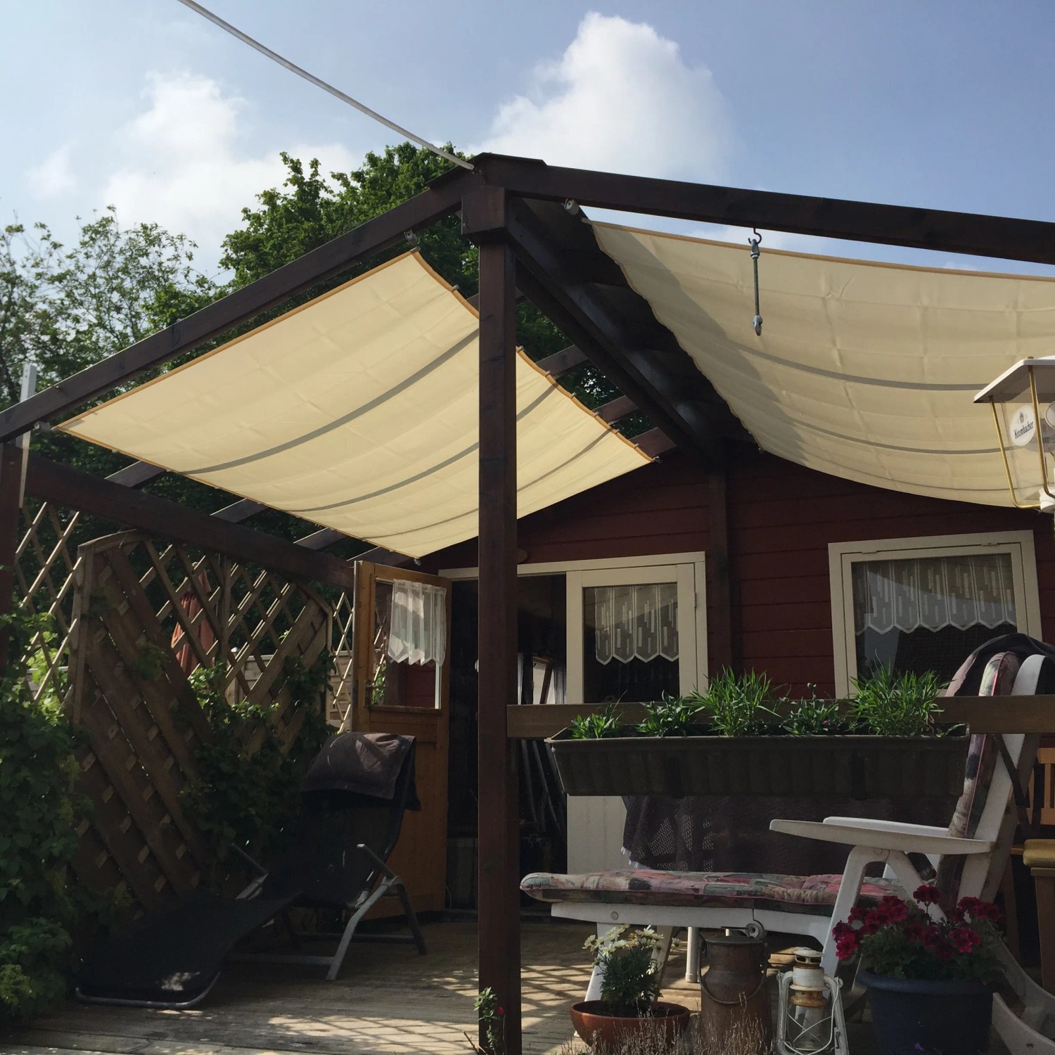 Peddy Shield Pergola Bausatz mit elfenbeinfarbenem Sonnensegel (270x140cm) für UV- und Regenschutz.