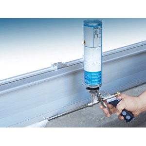 LUX PU-Schaumpistole Professional beim Auftragen von PU-Schaum.