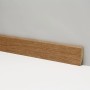 Sockelleiste Neo 2.0 Refined Oak, Holzdekor, 2400 mm lang, zur Wandmontage.