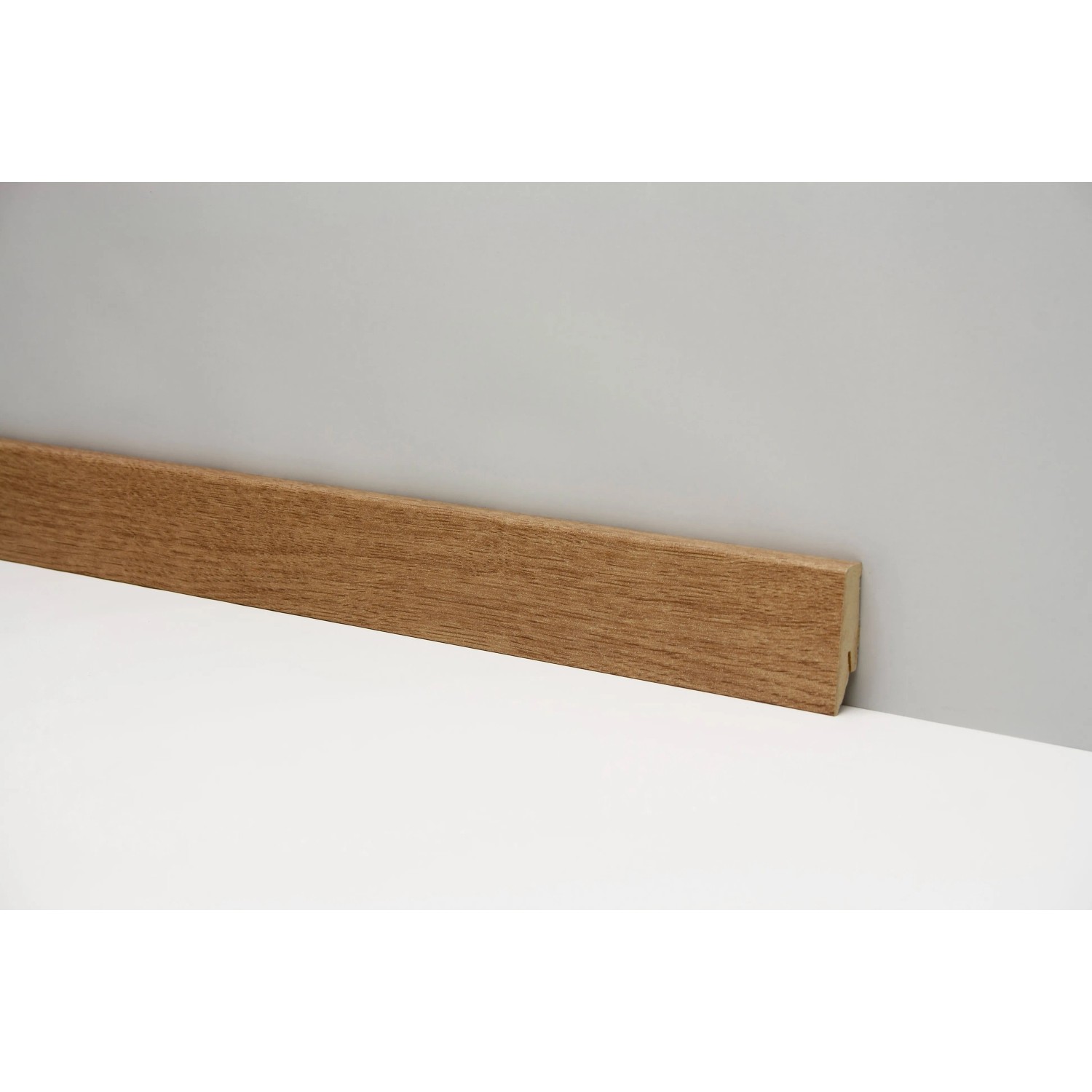 Sockelleiste Neo 2.0 Refined Oak, Holzdekor, 2400 mm lang, zur Wandmontage.