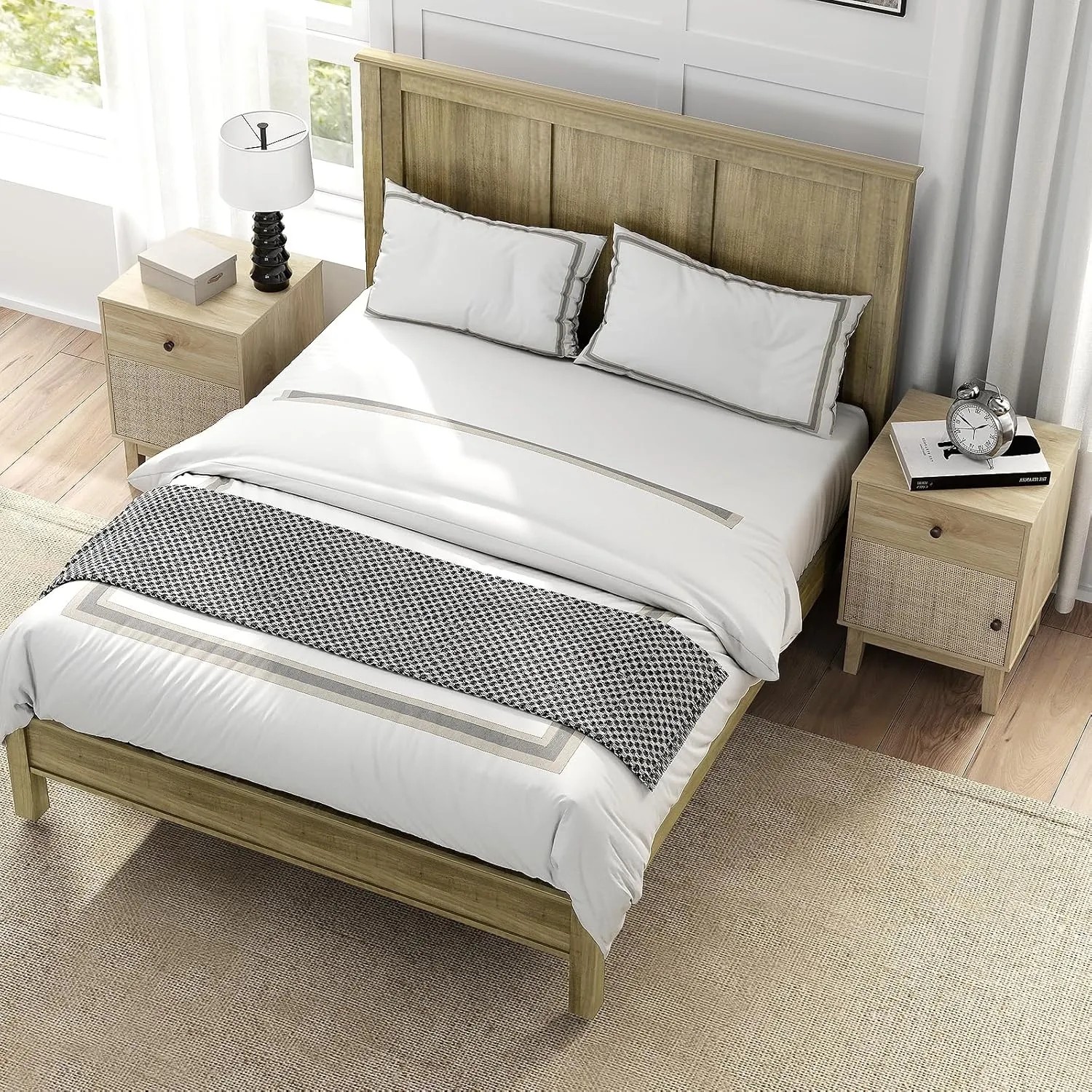 Nachttisch aus Natur-Rattan und Holz, 40x39x55 cm, mit Schublade und Schrank im Schlafzimmer. Boho-Stil.