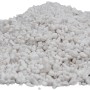 Knauf Perlite Perligran Premium, ein Haufen des weißen vulkanischen Gesteins.