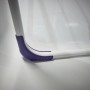 Detailaufnahme: Fuß des Leifheit Wäscheständers Pegasus 120 Compact mit lila Schutzkappe.